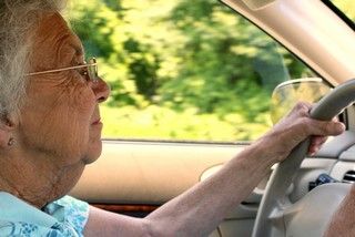 Une personne âgée au volant de son véhicule. Les séniors sont-ils dangereux sur la route ?